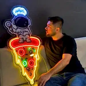 astronot figürlü pizza neon led tabela 100x50 cm insan ölçekli kullanım