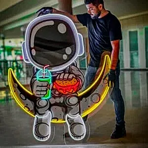 astronot figürlü hamburger ve içecek neon led tabela restoran ve fast food dekorasyonu