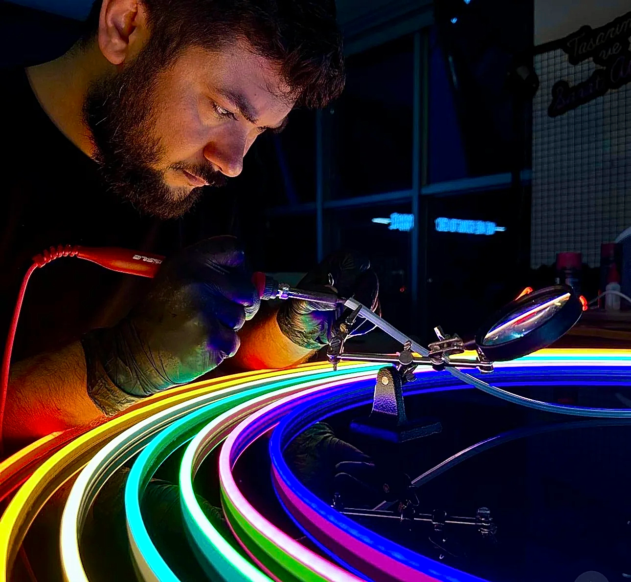 Neon LED tabela üretimi yapılan atölyede, renkli neon LED montaj süreci
